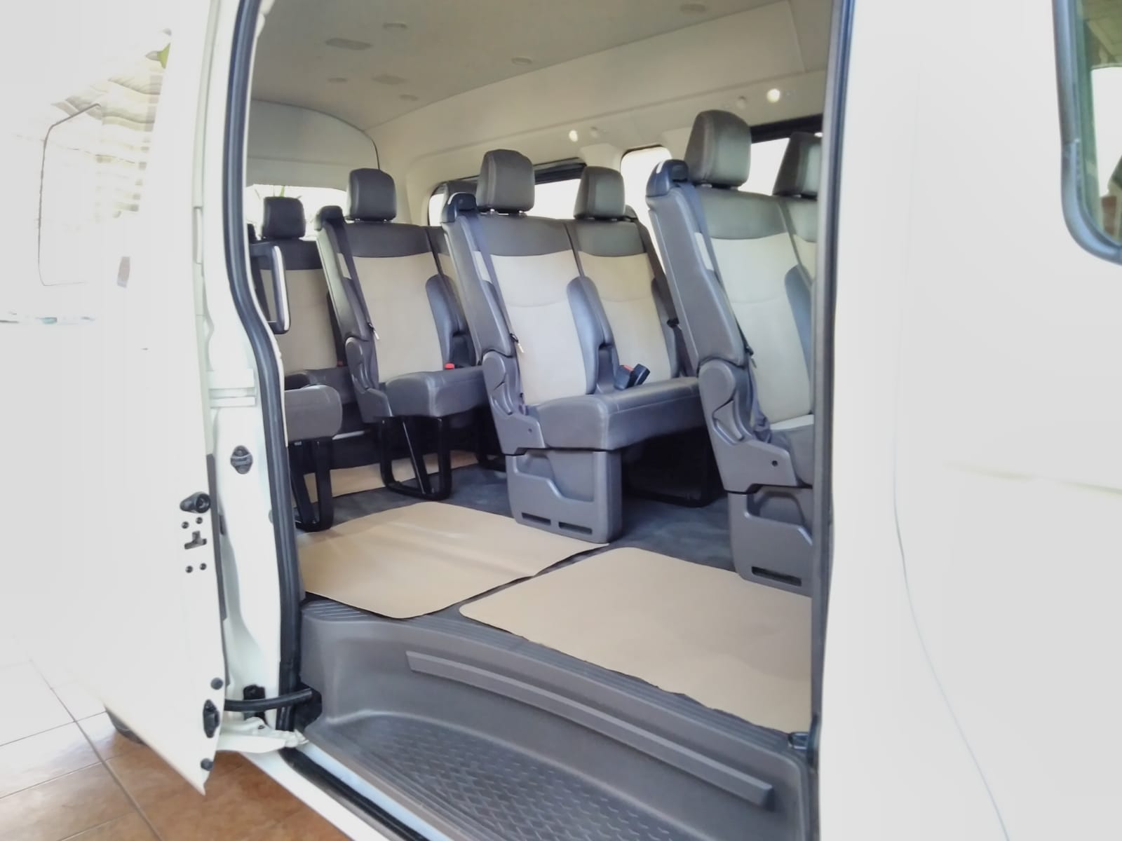TOYOTA HIACE GL 12 PASAJEROS 2024