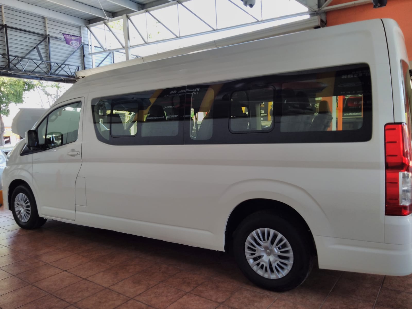 TOYOTA HIACE GL 12 PASAJEROS 2024