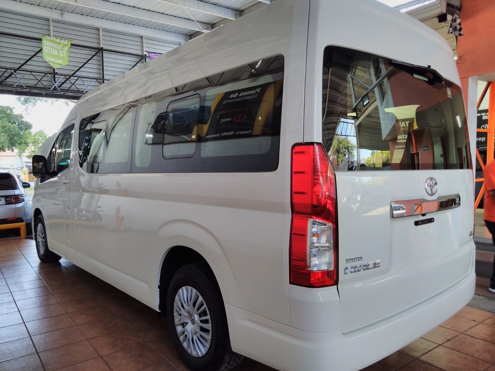 TOYOTA HIACE GL 12 PASAJEROS 2024
