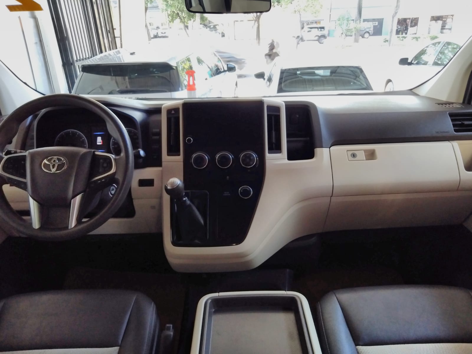 TOYOTA HIACE GL 12 PASAJEROS 2024