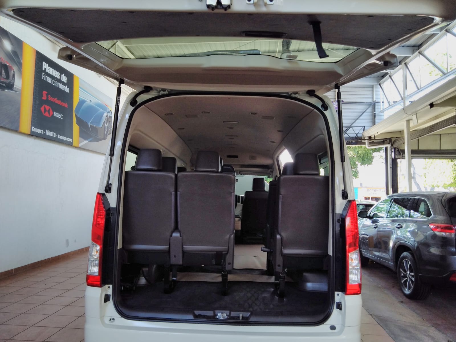 TOYOTA HIACE GL 12 PASAJEROS 2024