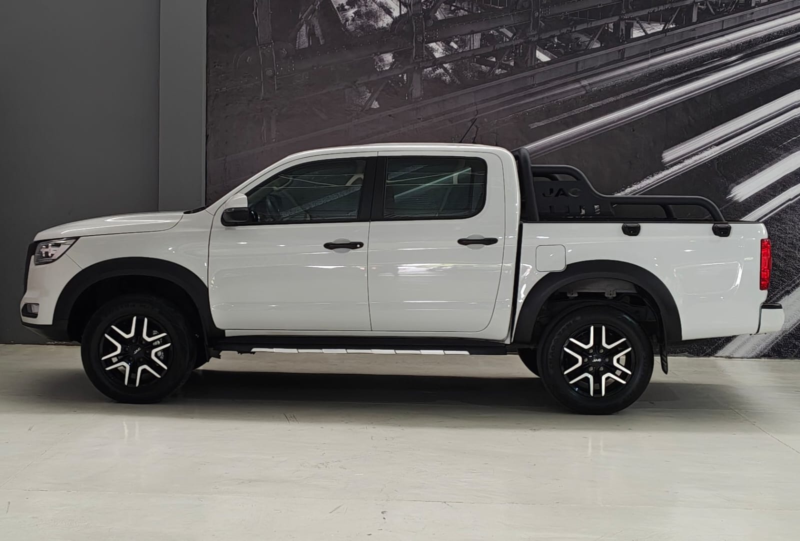 JAC FRISON T8  *2024