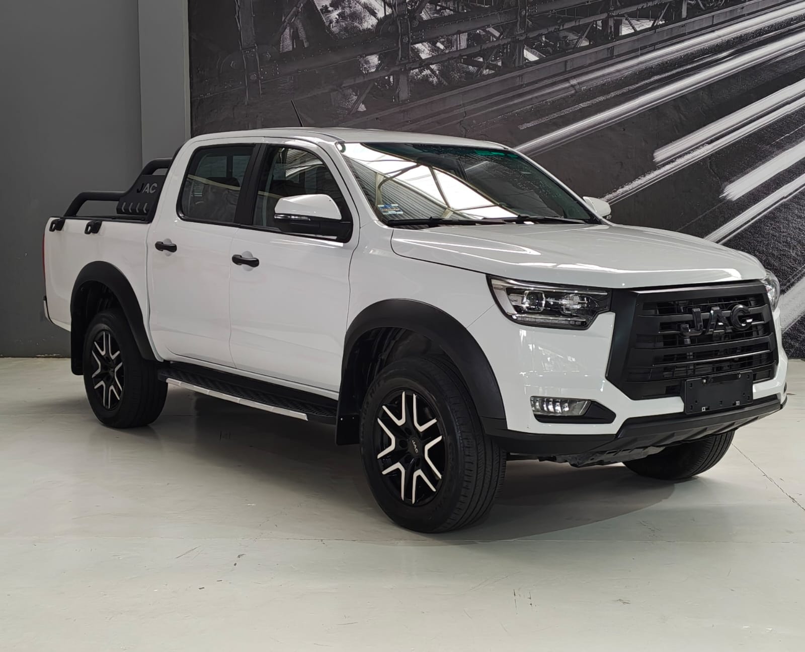 JAC FRISON T8  *2024