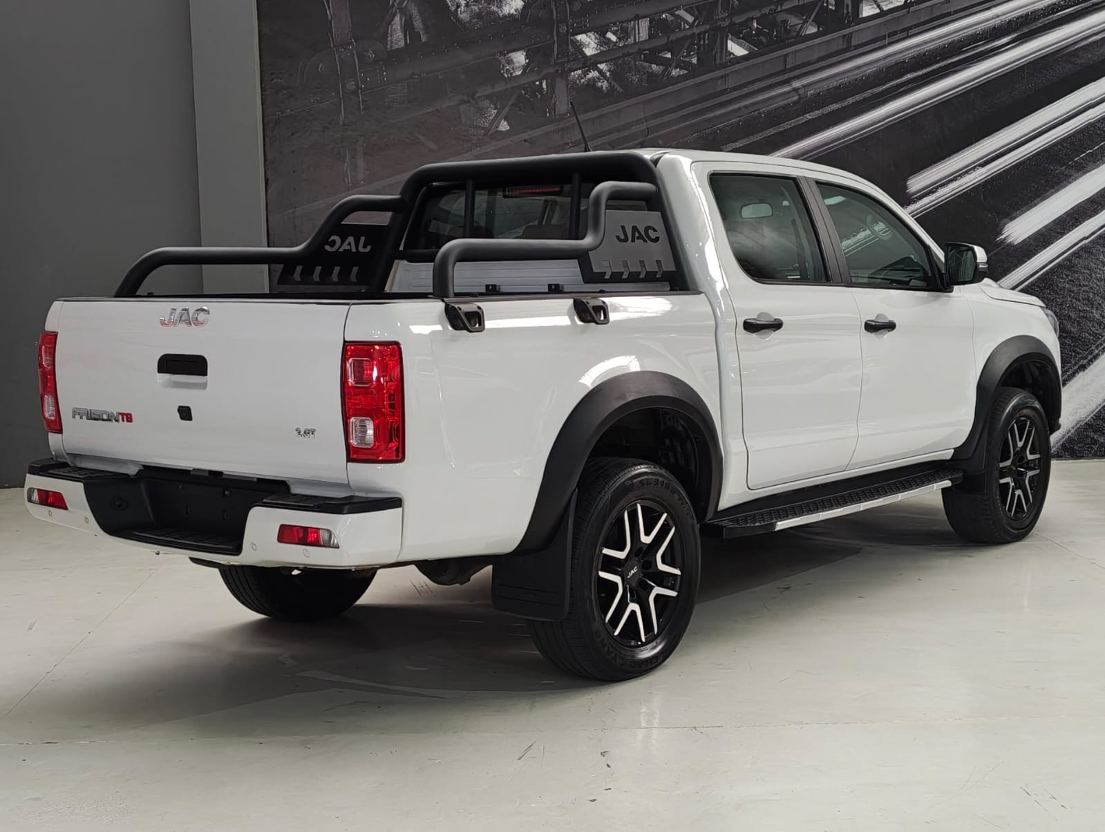 JAC FRISON T8  *2024